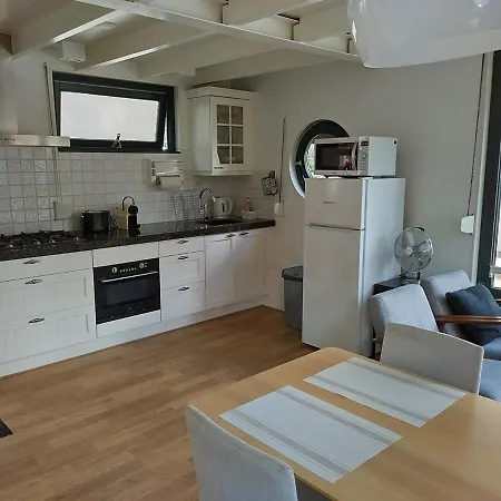 Charming Houseboat In 보트호텔 암스테르담